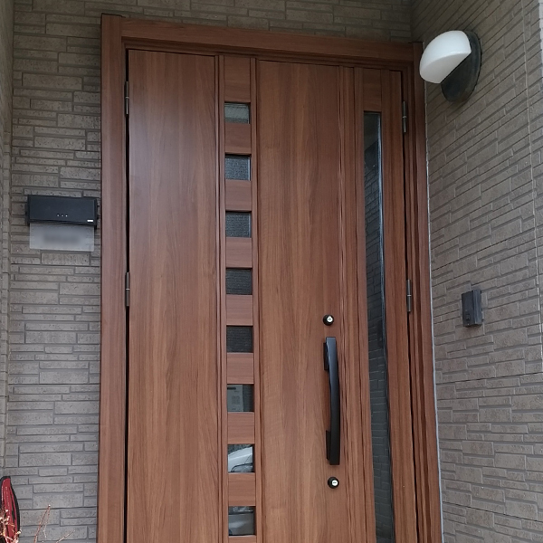 ぬくもりある木調の断熱ドアに変更。